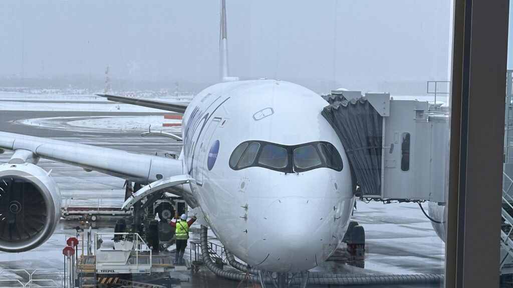 Your First Time Japan Guide: Plane refuelling at Sapporo